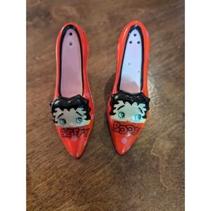 Betty Boop high heels pumps shoes salt and pepper shakers